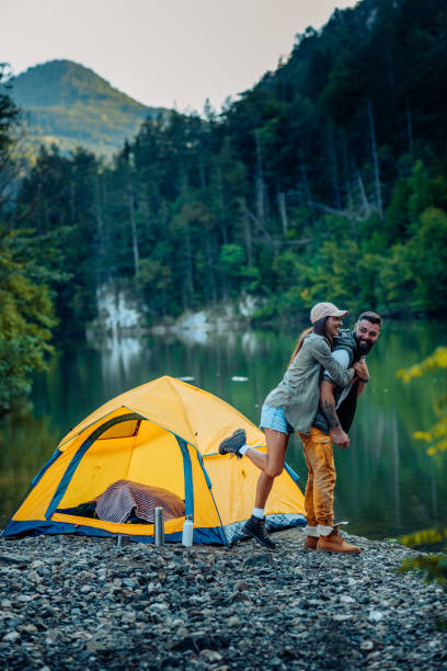 счастье всякий раз, когда я с тобой - camping hiking tent couple стоковые фото и изображения