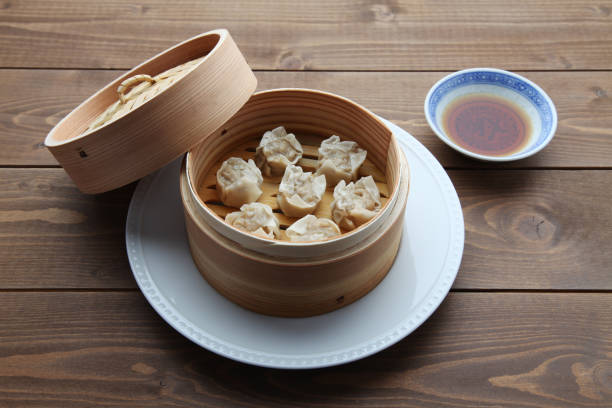슈마이 샤오마이 중국 찐 고기 만두 에 나무 테이블 - shumai 뉴스 사진 이미지