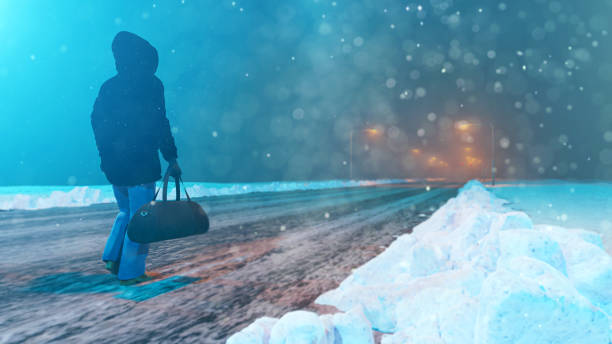 homem misterioso com mochila anda pelas ruas durante uma nevasca - rear view winter blizzard nordic countries - fotografias e filmes do acervo