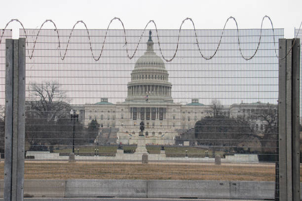 u.s. capitol building with fencing - razor wire imagens e fotografias de stock