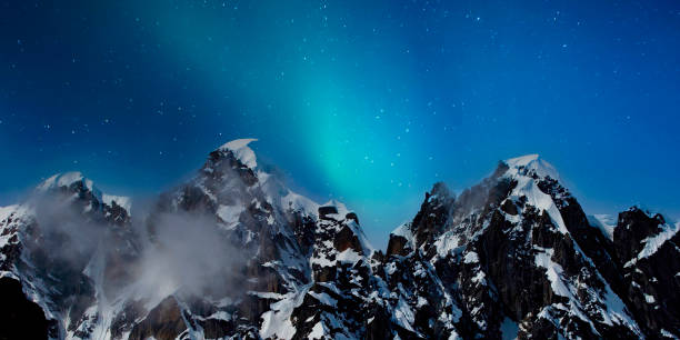 Alaska Range Aurora Aurora Borealis over the Alaska Range Denali denali mountain stock pictures, royalty-free photos & images