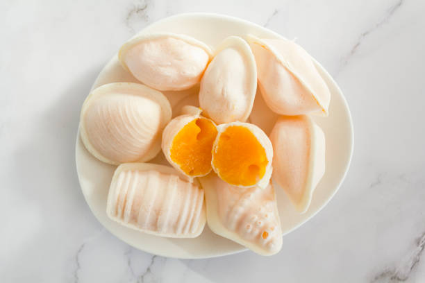 vista superior del dulce portugués tradicional llamado ovos moles de aveiro sobre fondo de mármol - conventual fotografías e imágenes de stock