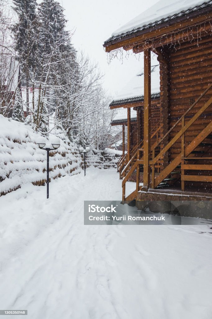 Ein Schneesturm in den Bergen fegt Holzhaus. Holzhaus und Weihnachtsbäume im Schnee. Karpaten. Ukraine - Lizenzfrei Baum Stock-Foto Ein Schneesturm in den Bergen fegt Holzhaus. Holzhaus und Weihnachtsbäume im Schnee. Karpaten. Ukraine - Lizenzfrei Baum Stock-Foto