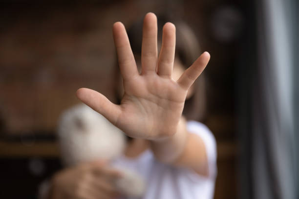 primo piano della bambina mostra il gesto della mano - protezione foto e immagini stock