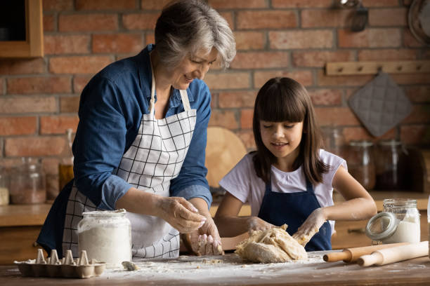 szczęśliwa babcia i wnuczka pieczenia w kuchni domowej - grandmother pie cooking baking zdjęcia i obrazy z banku zdjęć