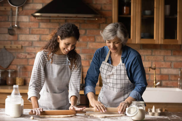 maman et descendant latinos de sourire font cuire dans la cuisine - cookie mother 30s parent photos et images de collection