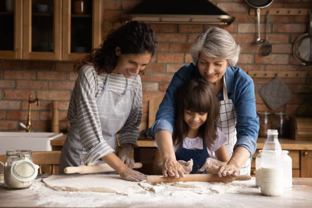 szczęśliwe trzy pokolenia kobiet piec razem - grandmother pie cooking baking zdjęcia i obrazy z banku zdjęć