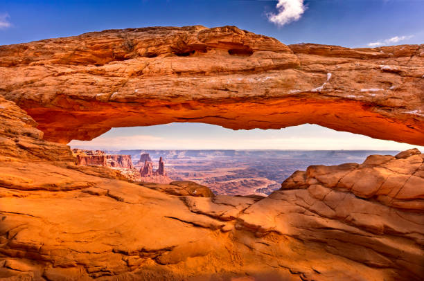 ユタ州アーチ国立公園の有名なメサアーチ - arches national park 写真 ストックフォトと画像