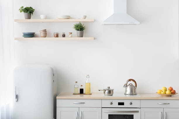 stylowy nowoczesny apartament z minimalistyczną kuchnią i skandynawskim wnętrzem - kettle foods zdjęcia i obrazy z banku zdjęć