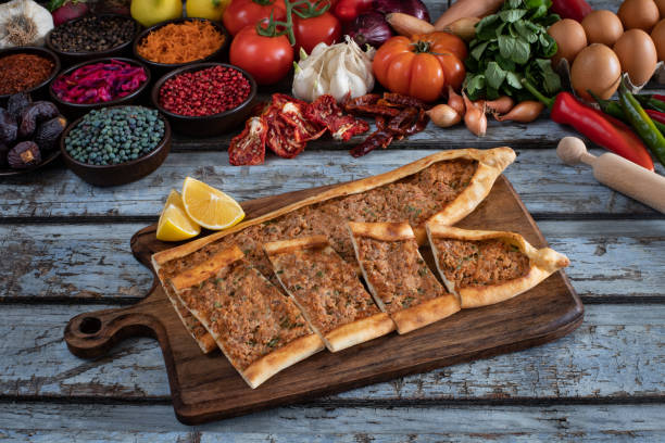 傳統的土耳其食物，拉馬昆和基馬利和庫斯巴西裡皮德。 - 皮塔餅 個照片及圖片檔