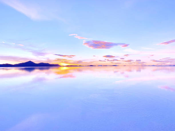 美しい湖の水、禅、瞑想、静けさ、天使天国の上に魔法の日の出の空。 - ウユニ塩湖 ストックフォトと画像