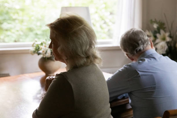 rückansicht der reifen genervten ruhigen mann und frau - aging process middle women men stock-fotos und bilder