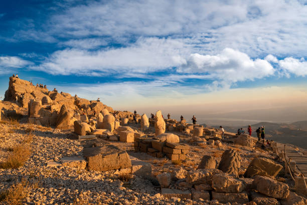 ruines de statue de commagene au-dessus de la montagne de nemrut. - commagene photos et images de collection