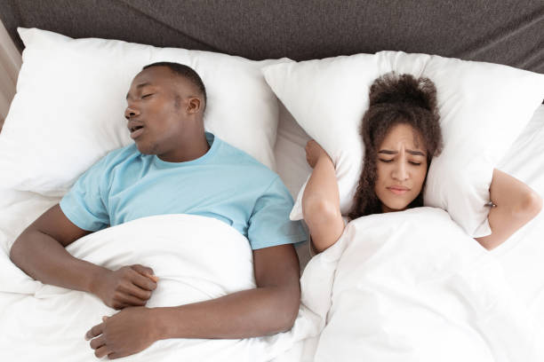 apnoe, ausflippen, schlaflosigkeit des schnums - couple love snoring sleeping stock-fotos und bilder
