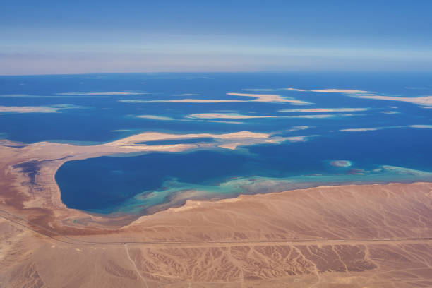 wybrzeże morza czerwonego w południowej części zatoki sueskiej na północ od hurghady w egipcie - gulf of suez zdjęcia i obrazy z banku zdjęć