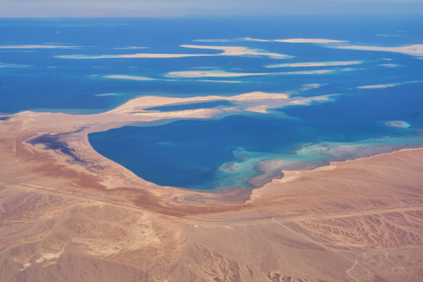 rote meeresküste im südlichen teil des golfs von suez nördlich von hurghada in ägypten - sueskanal stock-fotos und bilder