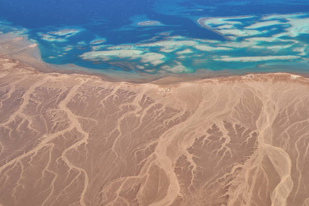 costa do mar vermelho na parte sul do golfo de suez ao norte de hurghada no egito - beautiful horizontal arabia hurghada - fotografias e filmes do acervo