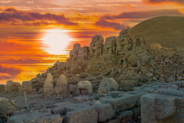 руины статуи коммагена на вершине горы немрут, адияман, турция - commagene стоковые фото и изображения