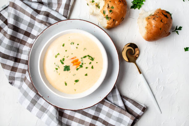 sopa casera de crema de queso de patata sobre un fondo claro, vista superior - sopa de crema fotografías e imágenes de stock