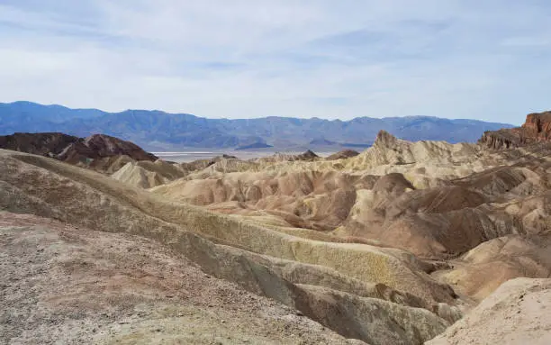 Één van de bekendste uitzichtpunten van Death valley. Je ziet hier een golvend woestijnlandschap vol geulen en heuvels die gevormd zijn door regenwater