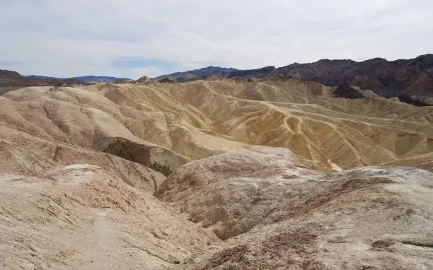 Één van de bekendste uitzichtpunten van Death valley. Je ziet hier een golvend woestijnlandschap vol geulen en heuvels die gevormd zijn door regenwater