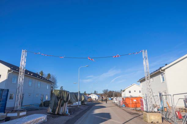 belle vue de paysage du village en construction sur le fond bleu de ciel. suède. - photography sign built structure store photos et images de collection