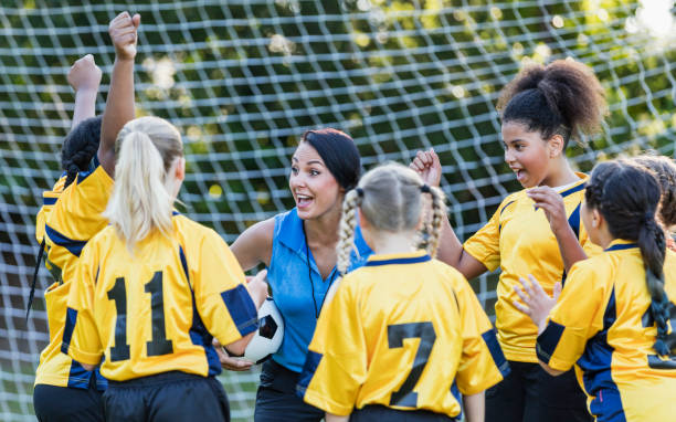 소녀의 축구 팀, 코치의 펩 토크 - soccer child coach childhood 뉴스 사진 이미지