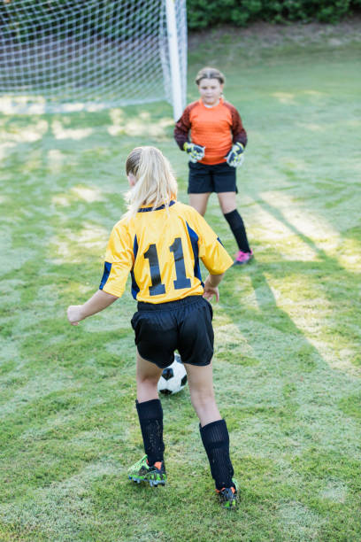 chicas jugando al fútbol - american football football focus on foreground team sport fotografías e imágenes de stock