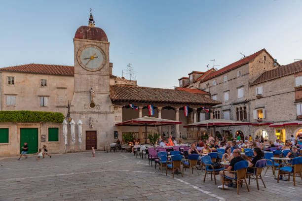 la gente sta cenando nella piazza di ivana pavla ii a trogir, croazia - traù foto e immagini stock