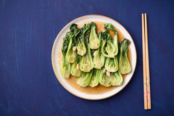 gebratenes bok choy mit sojasauce, asiatisches veganes essen rühren - chinesischer senfkohl stock-fotos und bilder