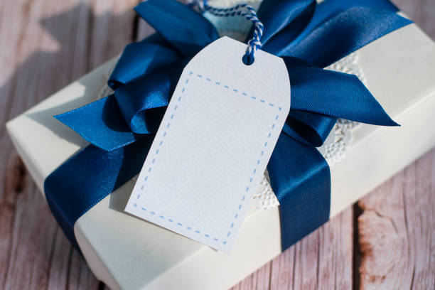 boîte cadeau et maquette d’étiquette - gift blue gift box box photos et images de collection