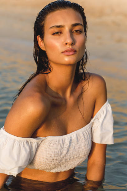close-up de linda modelo sexy dentro da água na praia. - sexy lady - fotografias e filmes do acervo