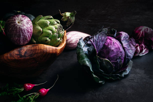 bodegón de verduras de fondo oscuro - naturaleza muerta fotografías e imágenes de stock