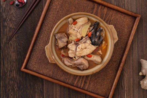 sopa de pollo con aceite de sésamo casera taiwanesa - soup chinese culture herbal medicine chinese medicine fotografías e imágenes de stock