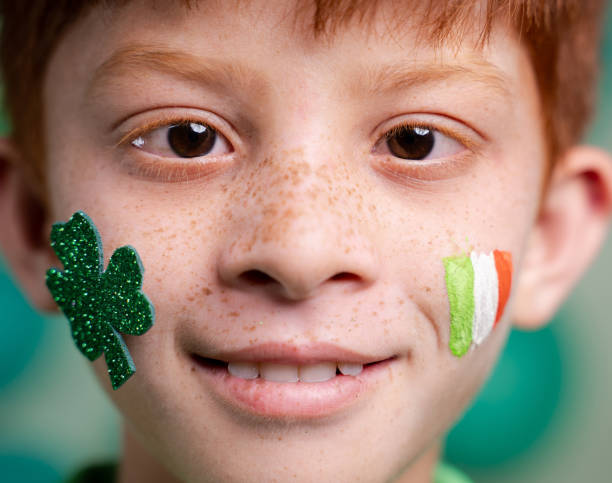 생 패트릭 데이 삼색 아일랜드 국기와 복사 공간 축제 축하 기간 동안 아이들의 얼굴에 샴록 잎미소와 미소 아이의 가까이. - republic of ireland flag human face irish culture 뉴스 사진 이미지