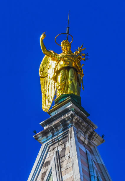 golden archangel gabriel statue campanile bell tower venice italy - sao gabriel tower imagens e fotografias de stock