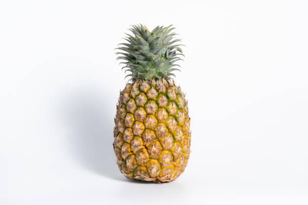 całe świeże owoce ananasa na białym tle - pineapple sour taste full tropical climate zdjęcia i obrazy z banku zdjęć