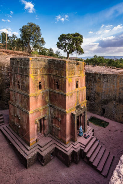 лалибела, эфиопия. знаменитая рок-высеченная церковь святого георгия - bete giyorgis - святой george стоковые фото и изображения