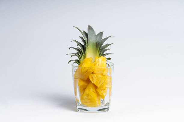 fruta de piña fresca entera sobre fondo blanco - pineapple sour taste full tropical climate fotografías e imágenes de stock