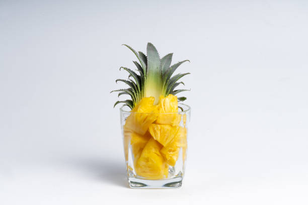 całe świeże owoce ananasa na białym tle - pineapple sour taste full tropical climate zdjęcia i obrazy z banku zdjęć