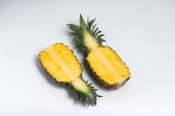 fruta de piña fresca entera sobre fondo blanco - pineapple sour taste full tropical climate fotografías e imágenes de stock