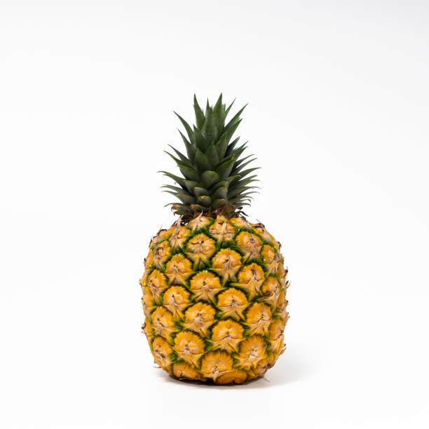 całe świeże owoce ananasowe na białym tle, maska przycinająca - pineapple sour taste full tropical climate zdjęcia i obrazy z banku zdjęć