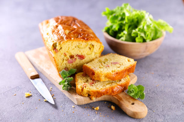 torta con prosciutto, pancetta e formaggio - salted foto e immagini stock