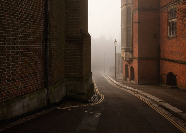 carretera brumosa entre edificios de harrow en la colina en inglaterra - callejuela fotografías e imágenes de stock