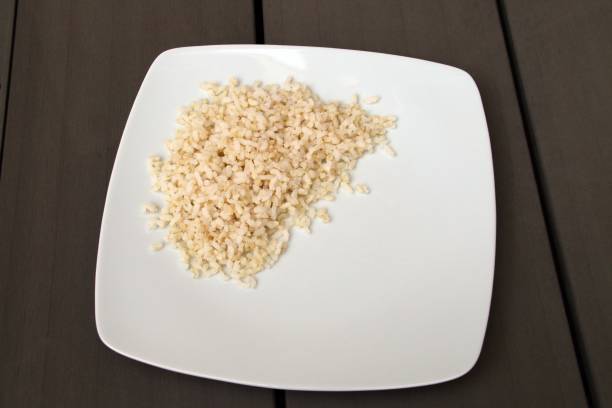 un plato de arroz integral hervido. - brown rice cooked rice steamed fotografías e imágenes de stock