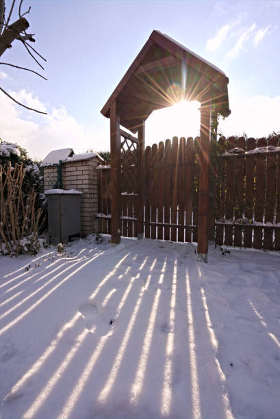 cancello di legno in una recinzione da giardino in un sole acuto - garden fence flash foto e immagini stock