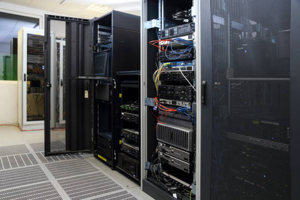 sala server reale - network server tower rack computer foto e immagini stock
