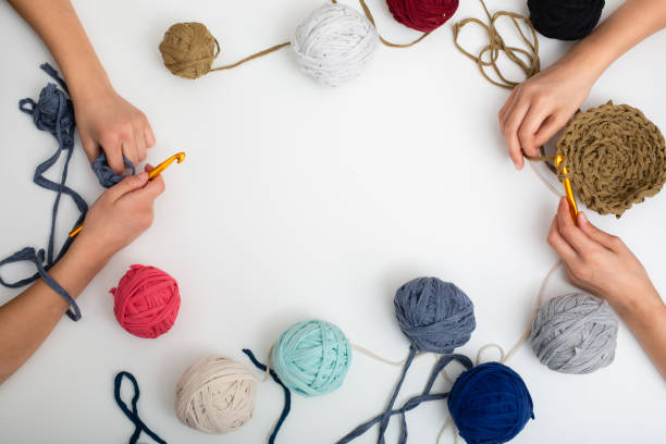 as mãos das crianças são de crochê e rosca. ver de cima - colors order wool thread - fotografias e filmes do acervo