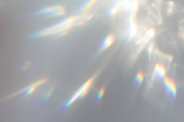 texture di rifrazione della luce arcobaleno sfocata sulla parete bianca - relection in water foto e immagini stock