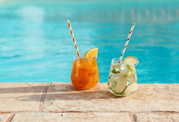two refreshing cocktails near a swimming pool - caipiroska imagens e fotografias de stock